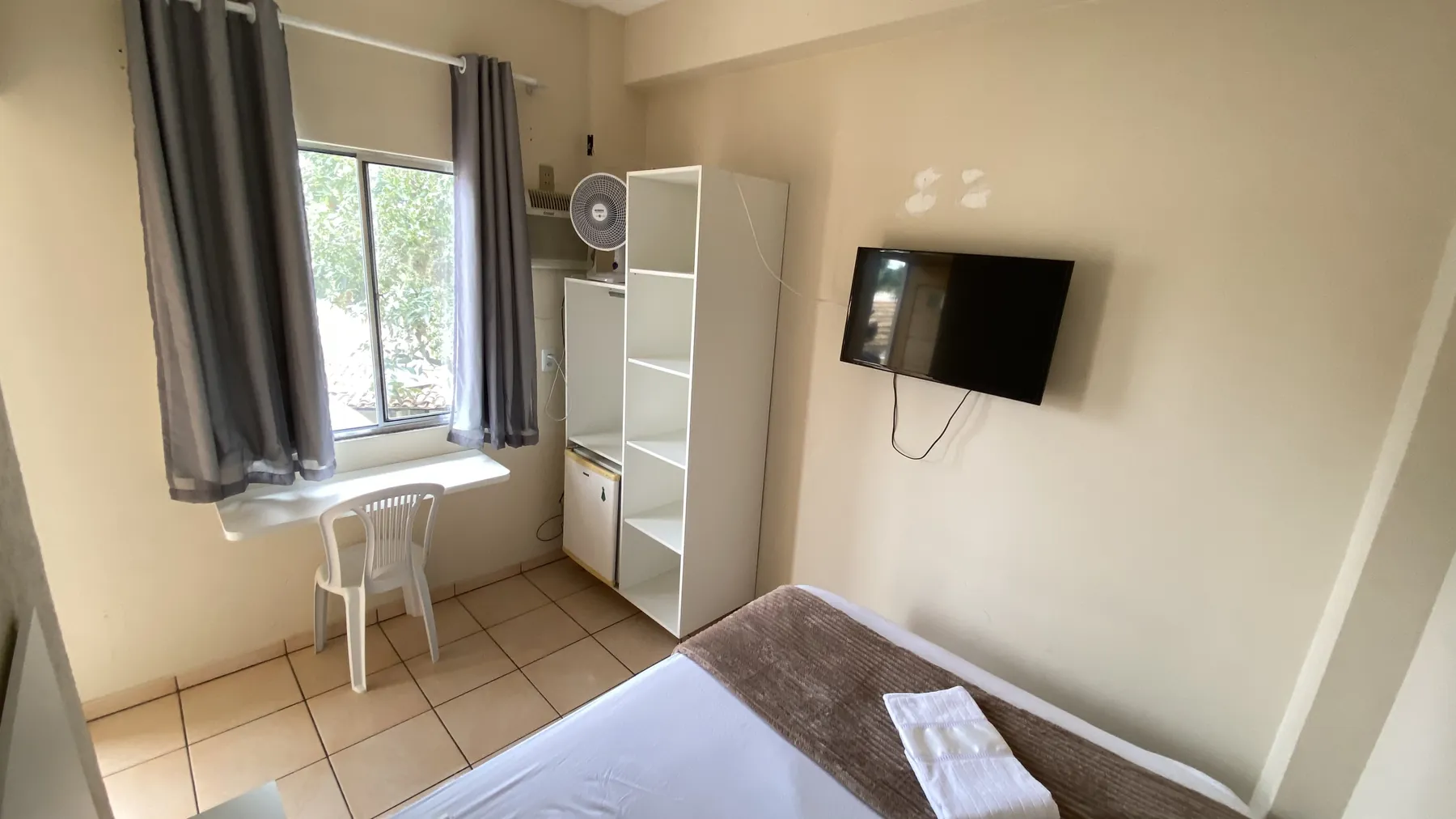 Quarto de casal com luz natural pela janela