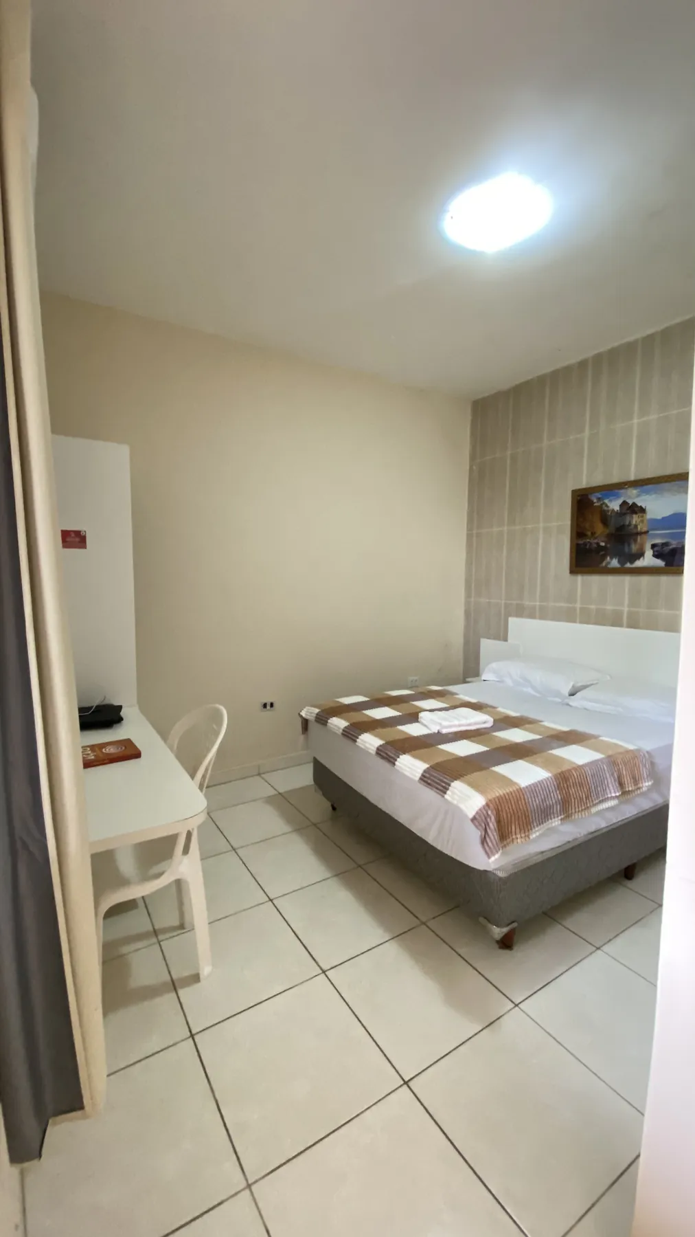 Quarto de casal com escrivaninha e ar-condicionado