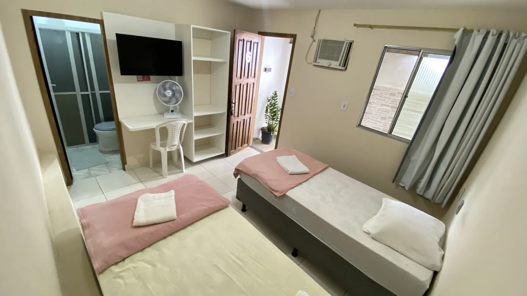 Quarto com duas camas, ar-condicionado e TV