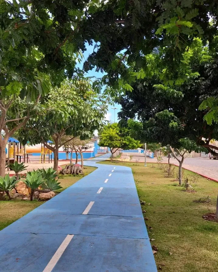 Calçadão arborizado para caminhada em Poções