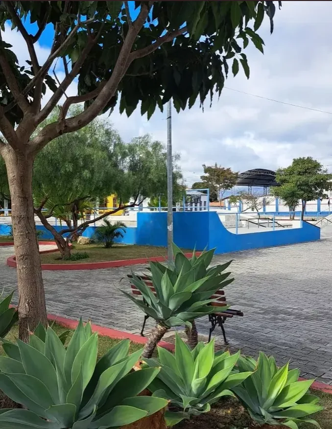 Praça de Poções com pista de skate e área verde